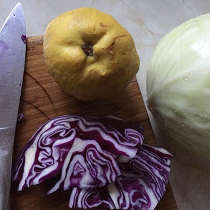 Making a pink quince sauerkraut